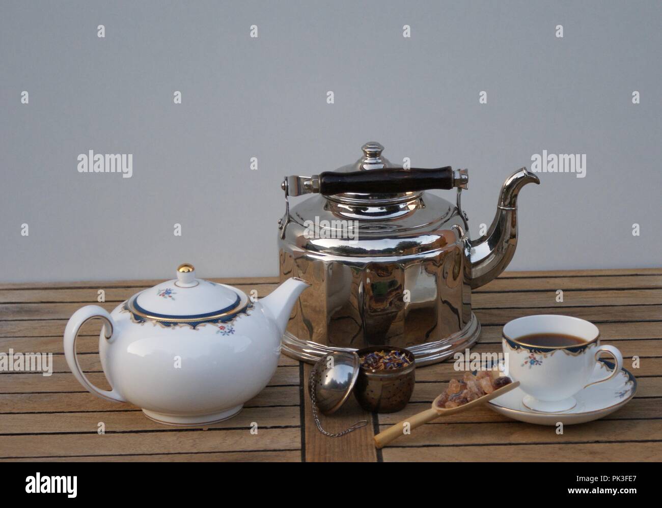Ancora in vita con un cromo bollitore d' acqua, porcellana inglese, tè  infusore e scoop con la caramella Foto stock - Alamy