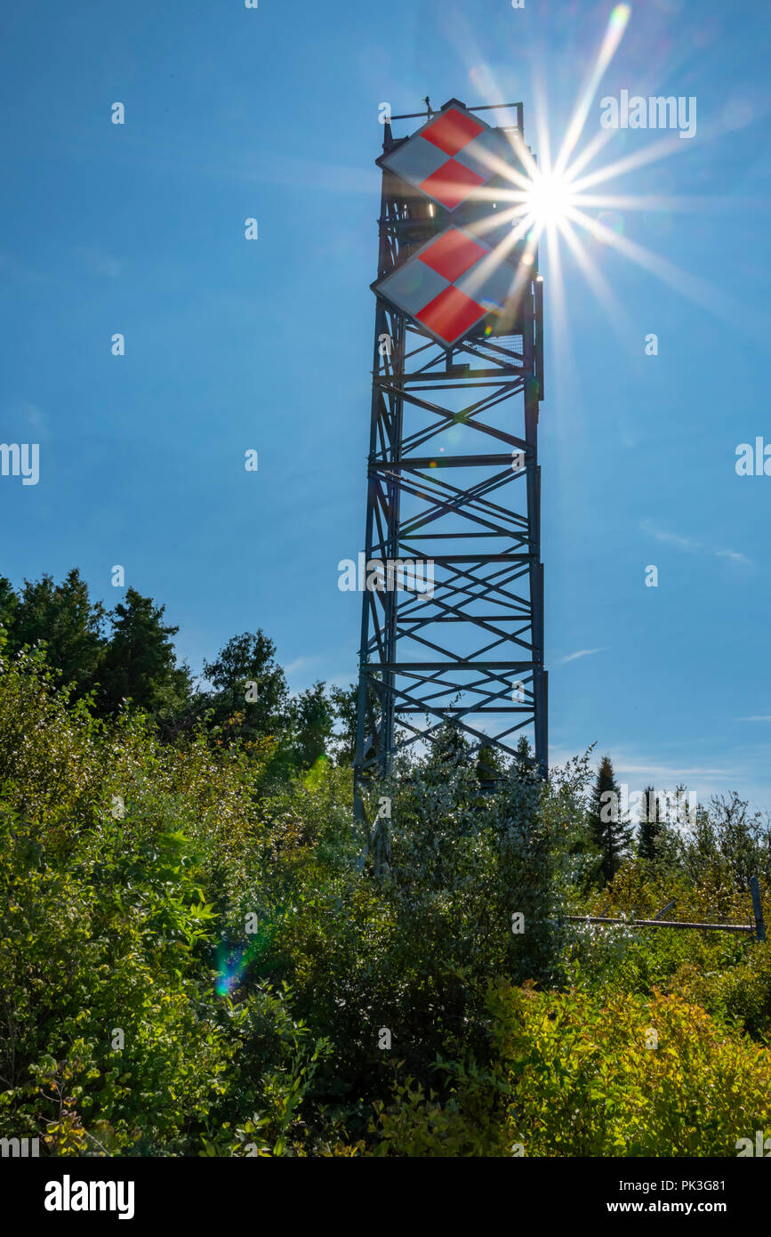 Luce automatica torre che è ancora in uso come un aiuto alla navigazione a Grand Traverse faro, Leelanau Peninsula, Michigan, Stati Uniti d'America. Foto Stock