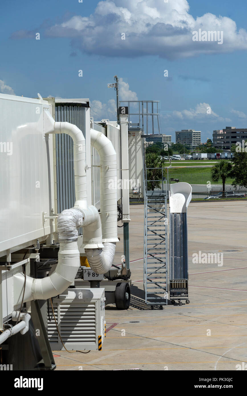 Aviation jetway che mostra l'unità di aria condizionata le tubazioni e la scala di accesso per lo scarico dei bagagli verso il basso della slitta, dall'Aeroporto di Tampa, Florida, Stati Uniti d'America Foto Stock