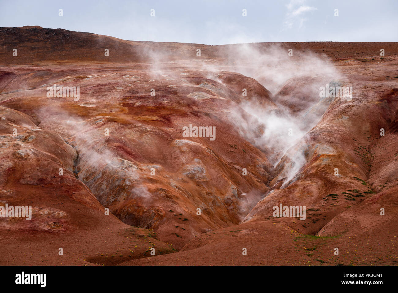 Area geotermale Leirhnjukur. Vulcano Krafla, Islanda. Attrazione naturale. Evaporazione in valle geotermale Foto Stock