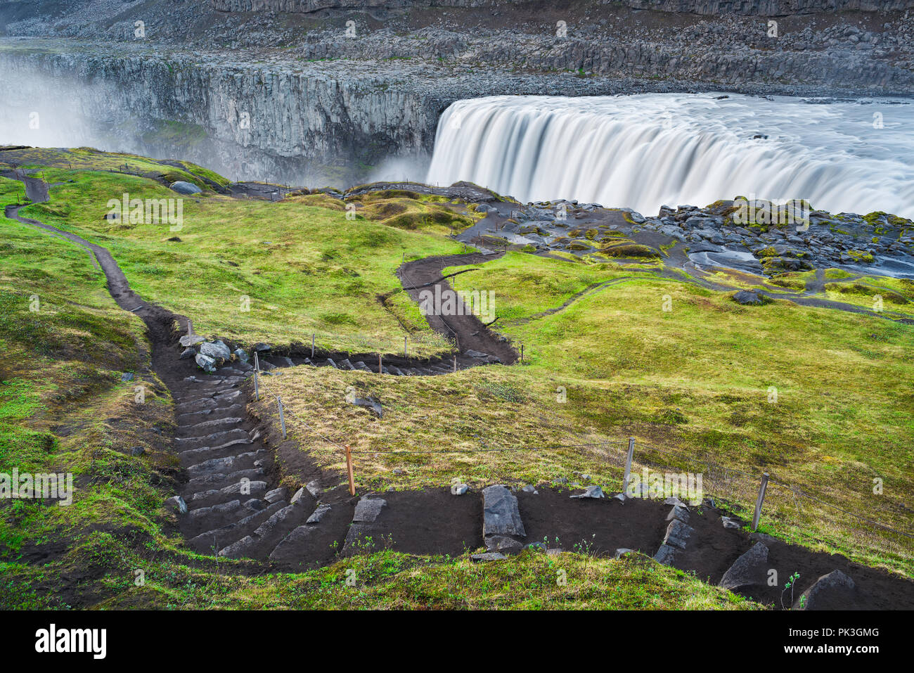 Cascata di Dettifoss, Islanda. Estate paesaggio con fiume e canyon. Famosa attrazione turistica. La bellezza di Natura Foto Stock