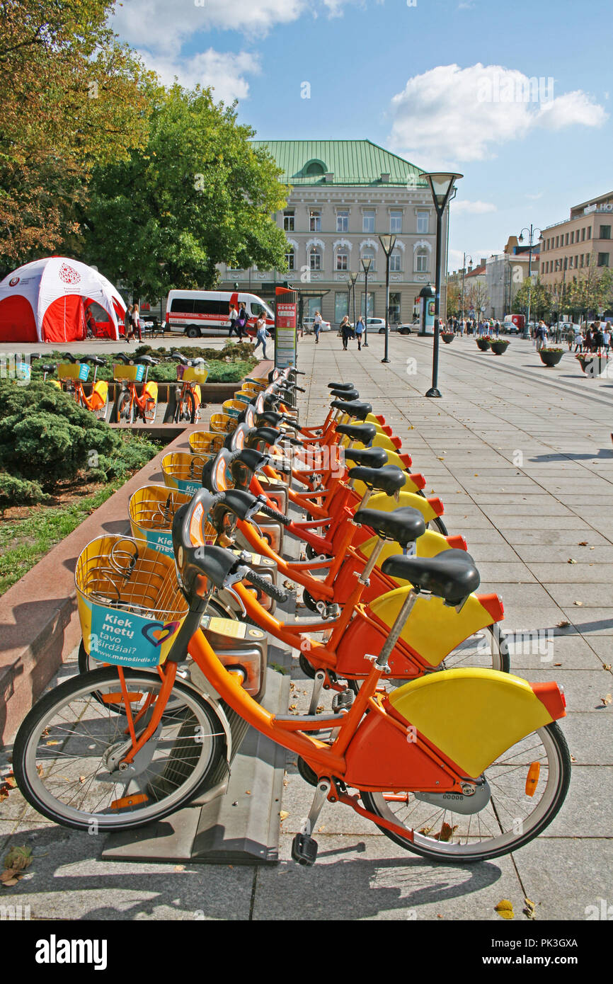 City Bike Rental - una fila di biciclette parcheggiate per noleggio come parte di un nuovo regime di incentivazione per 'il potere di pedale' Foto Stock