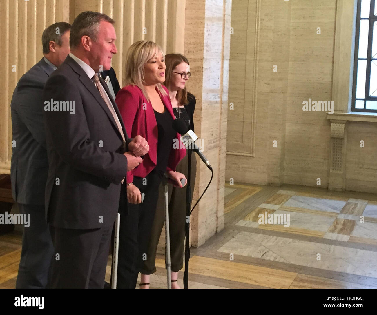 Sinn Fein vice Presidente Michelle O'Neill, Conor Murphy ed altri membri gruppo di parlare con i media dopo un incontro con l'Irlanda del Nord il segretario a Stormont a Belfast. Foto Stock