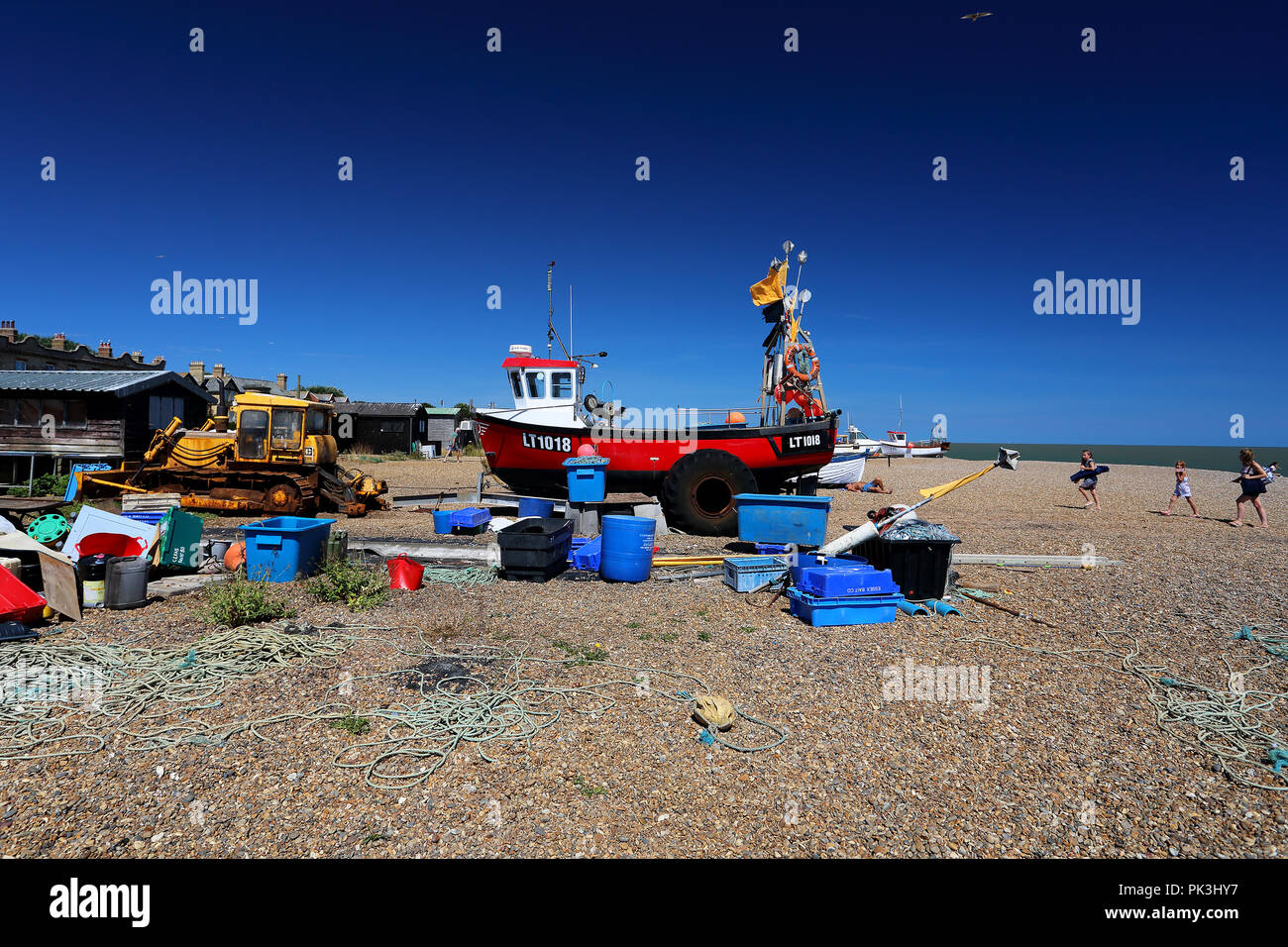 Una barca spiaggiata sulla spiaggia di ciottoli a Aldeburgh, Suffolk, Regno Unito Foto Stock