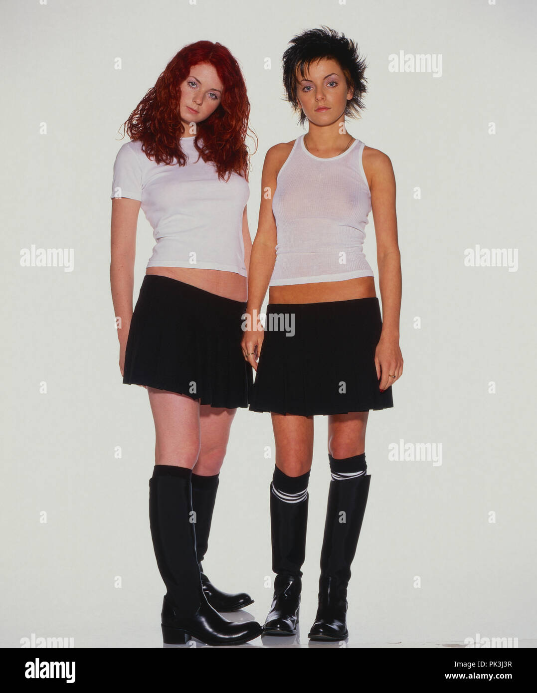 Jelena Katina und Julija Wolkowa von der russischen Mädchenband 't.A.T.U'. bei einem Fotoshooting in Deutschland, 2003. Jelena Katina e Julija Wolkowa della ragazza Russa band 't.A.T.U.' durante una foto promozionale riprese in Germania, 2003. | Utilizzo di tutto il mondo Foto Stock