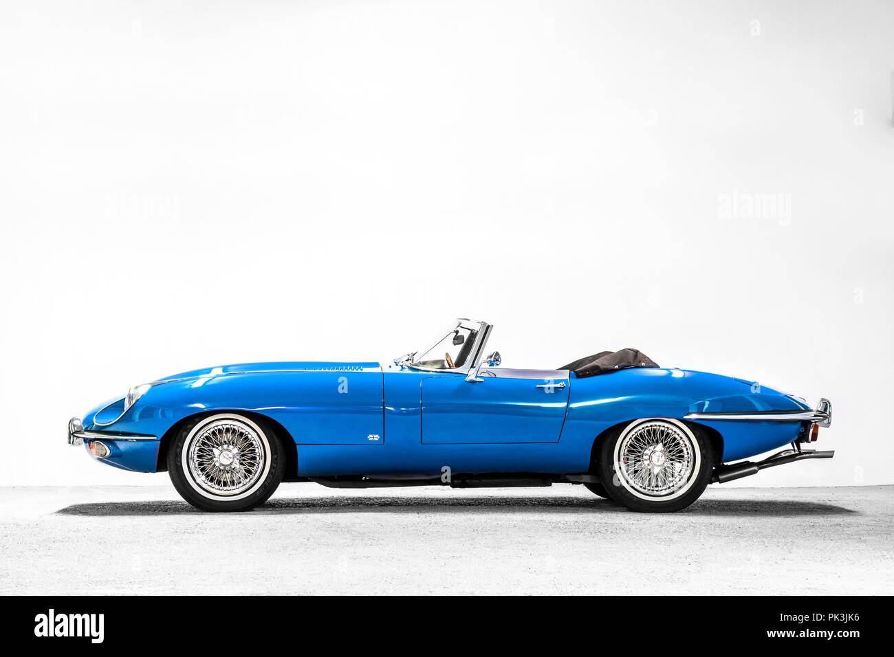 Colorato Jaguar E-Type, classic car Foto Stock