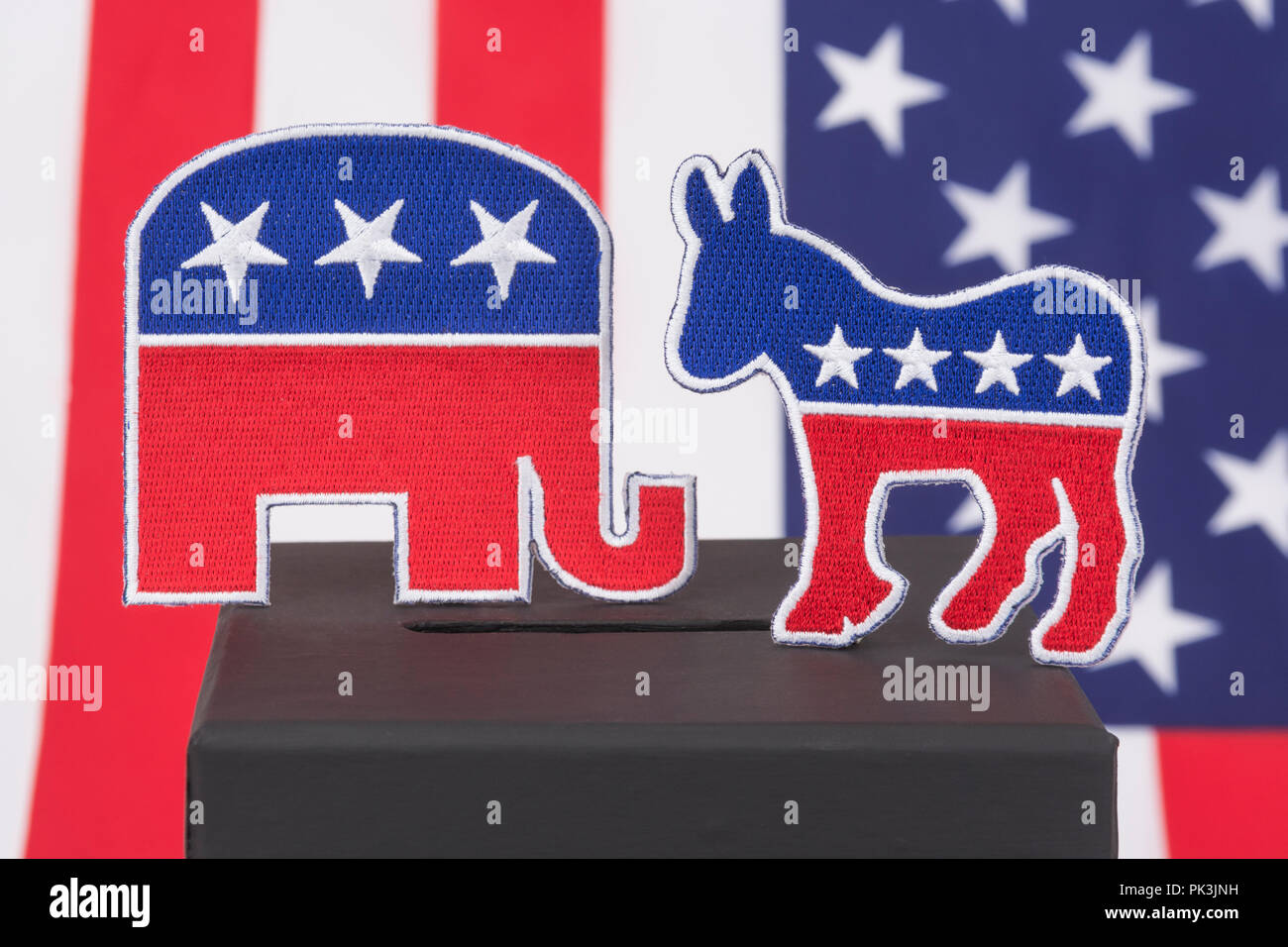 2024 US Presidential election race / Midterm election America 2022. GOP / Repubblicano elefante & democratico asino loghi & ballottaggio casella, elezione USA Foto Stock