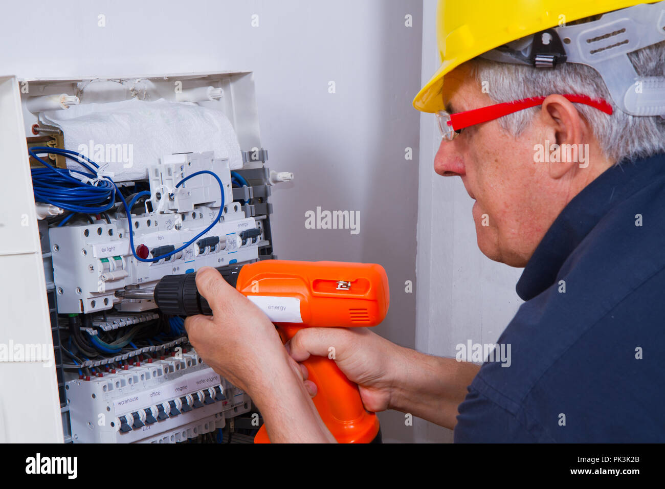 Elettricista a lavorare con un impianto Foto Stock