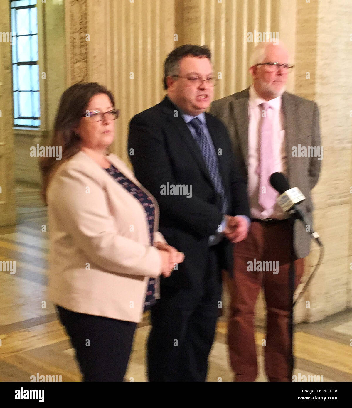 L'alleanza del Partito Stephen Farry (centro) a Stormont a Belfast, per powersharing colloqui con l'Irlanda del Nord il Segretario Karen Bradley. Foto Stock