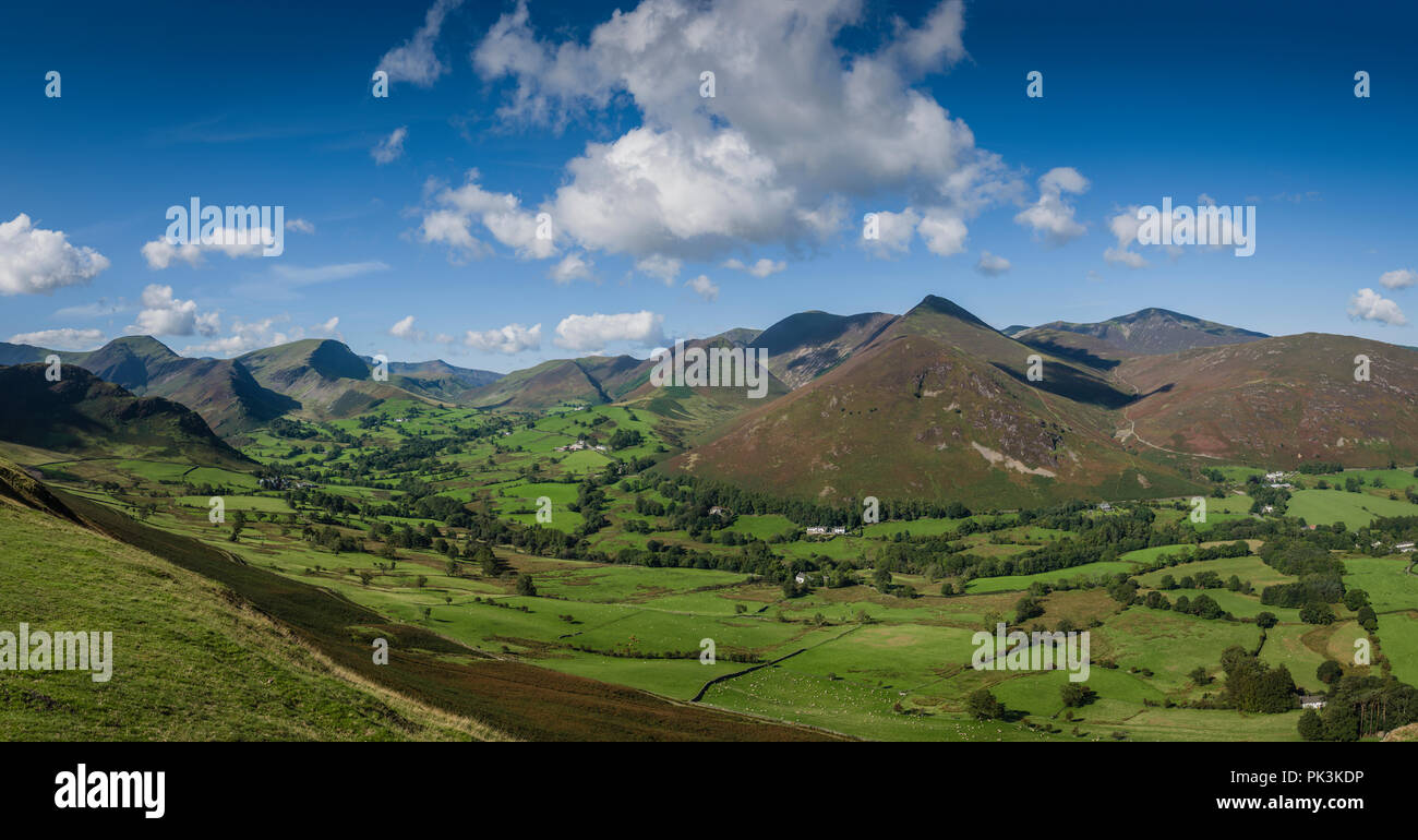 Vista su tutta la valle di Newlands come visto dalla vetta del Catbells cadde, Lake District inglese. Foto Stock