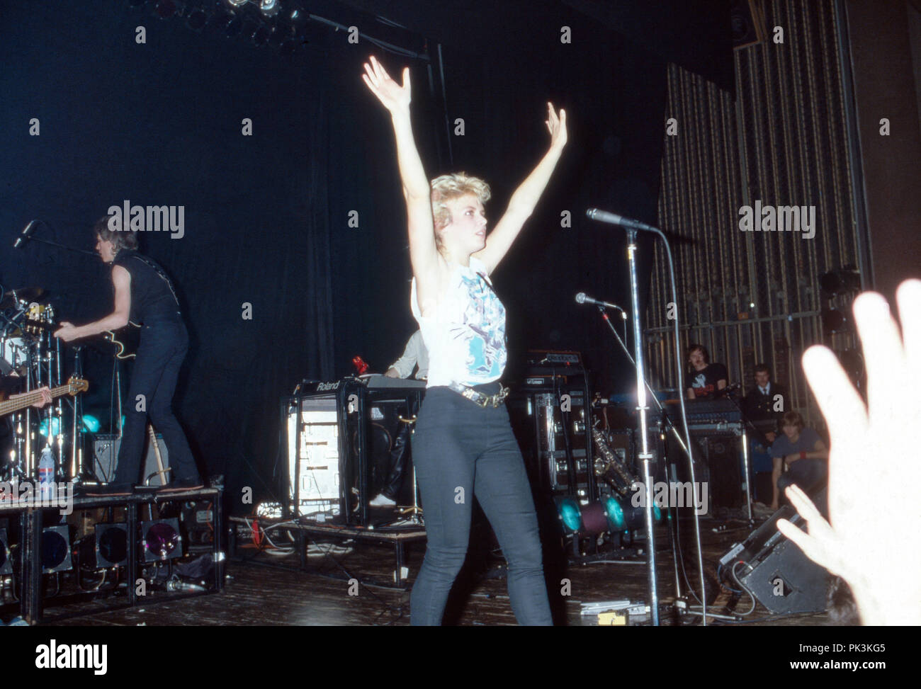 Kim Wilde, britische Popsängerin, bei einem Konzert, Deutschland 1982. British pop cantante Kim Wilde, performing live, Germania 1982. | Utilizzo di tutto il mondo Foto Stock