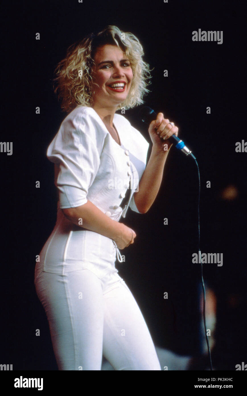 Kim Wilde, britische Popsängerin, bei einem Konzert in München, Deutschland 1988. British pop cantante Kim Wilde, esecuzione di vivere a Monaco di Baviera, Germania 1988. | Utilizzo di tutto il mondo Foto Stock