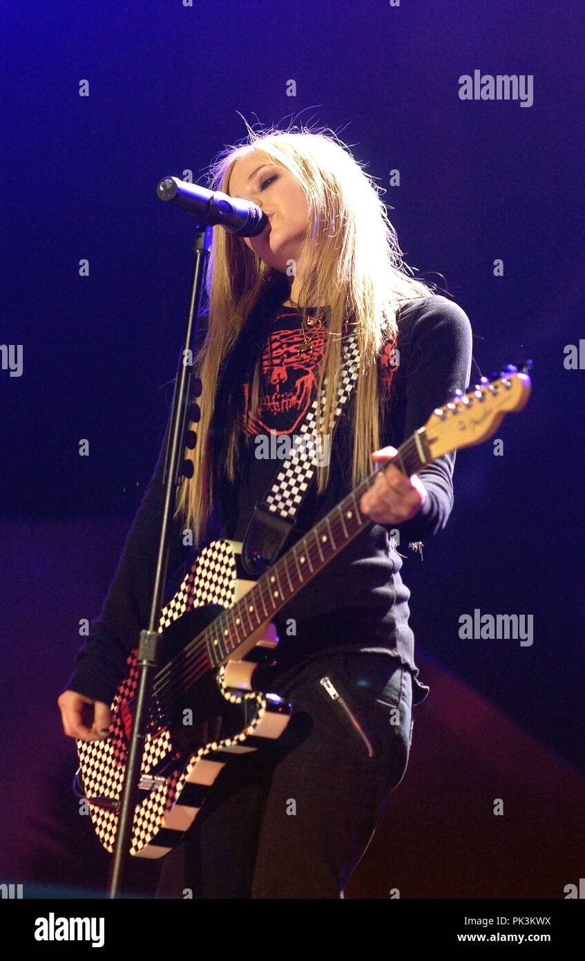 Avril Lavigne, kanadische Rock- und Popsängerin, Gitarristin und Songwriterin bei einem Konzert in München, Deutschland 2004. Avril Lavingne, canadese di rock e pop cantante, guitarrist e cantautore durante un concerto a Monaco di Baviera, Germania 2004. | Utilizzo di tutto il mondo Foto Stock