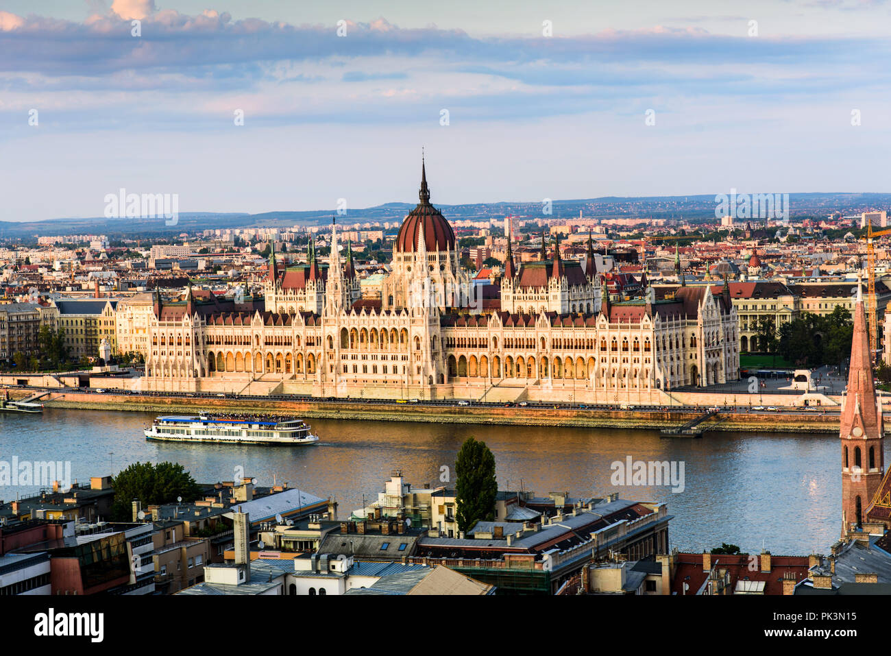 Parlamento ungherese di Budapest comprare il fiume Danubio al tramonto Foto Stock