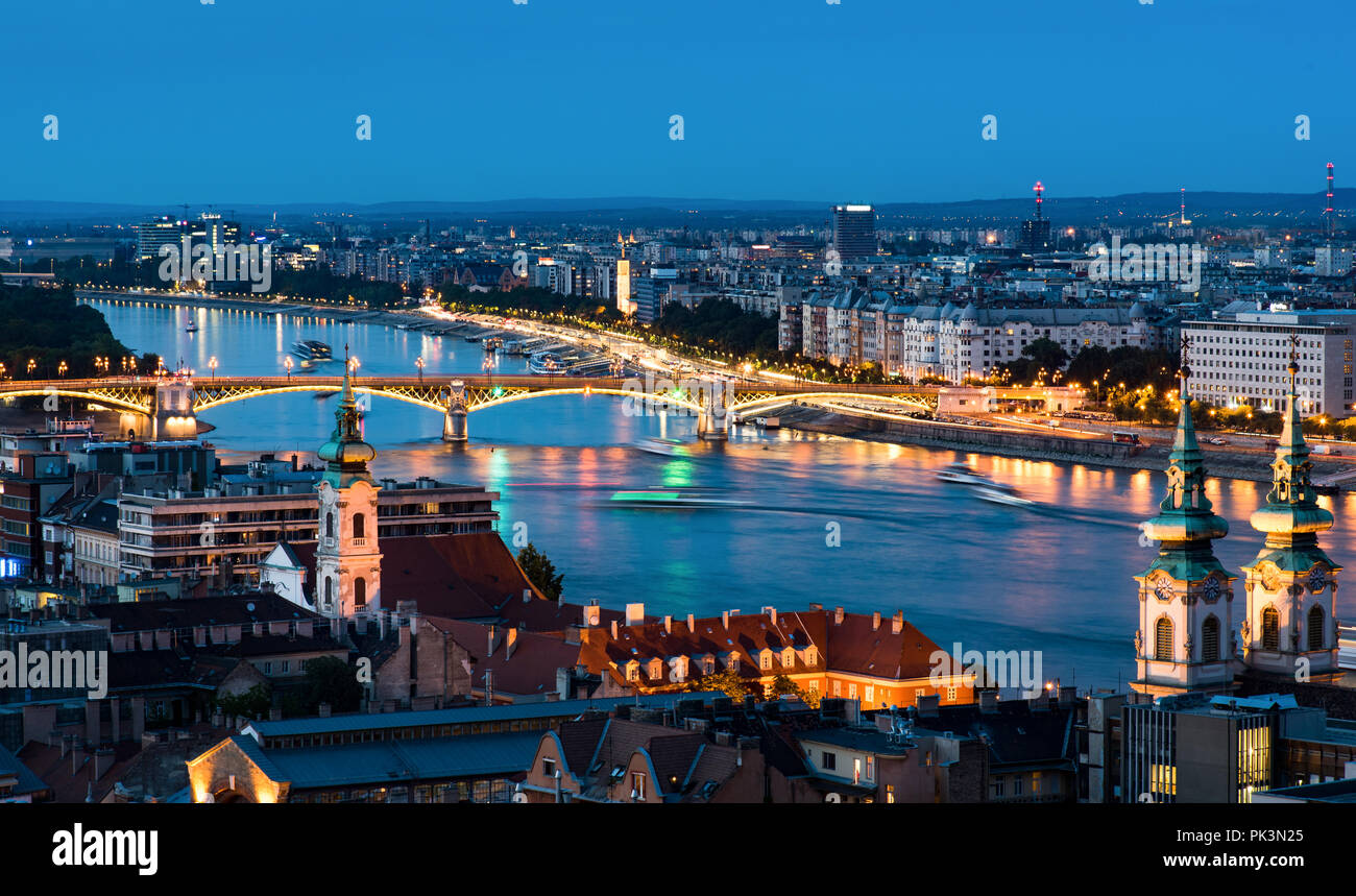 Budapest cityscape vista sul fiume Danubio blu a ora Foto Stock