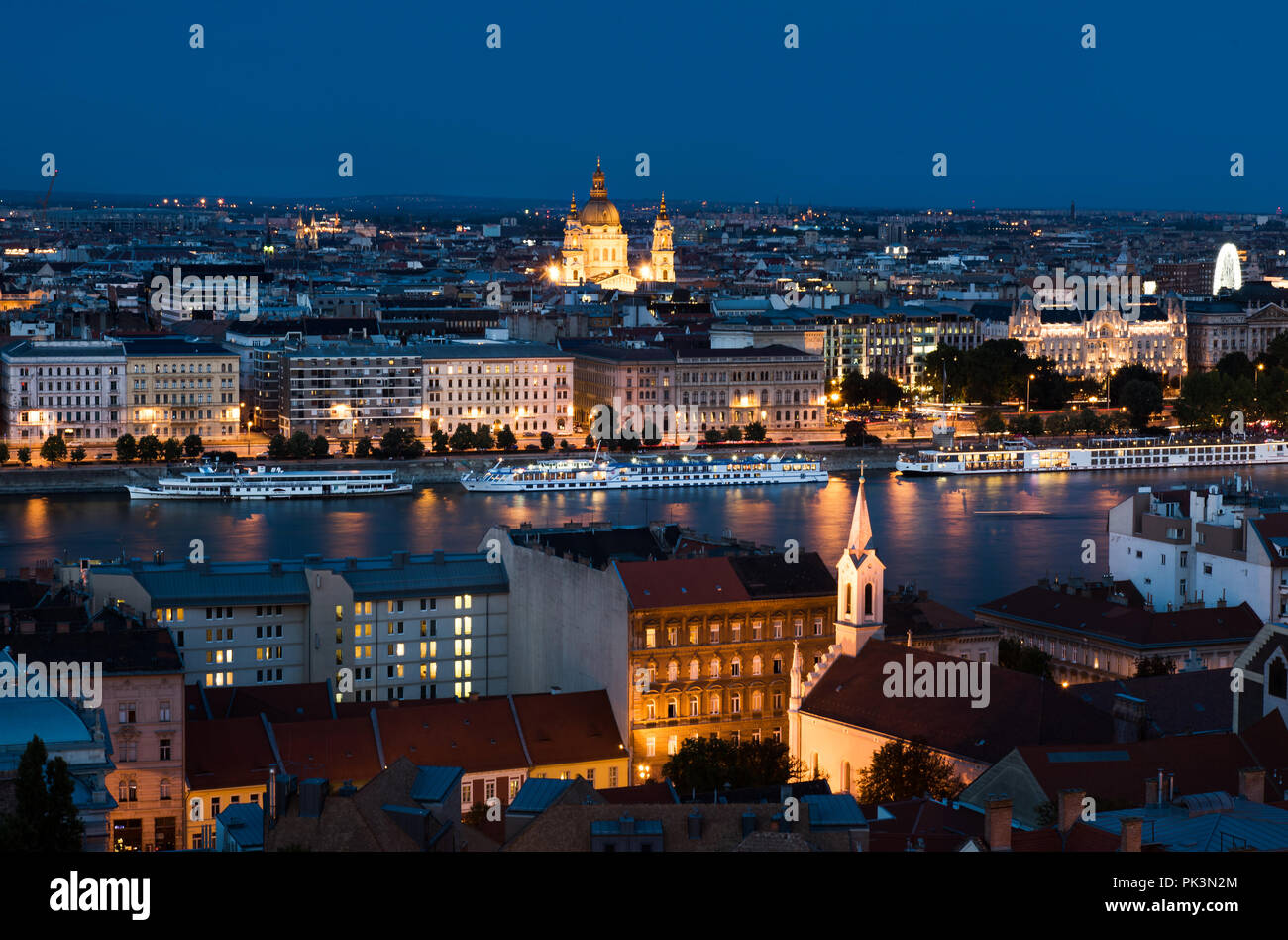 Budapest cityscape vista sul fiume Danubio blu a ora Foto Stock