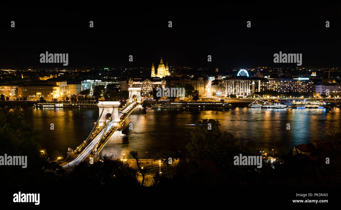 Budapest cityscape landmark view di notte oltre il fiume Danubio Foto Stock