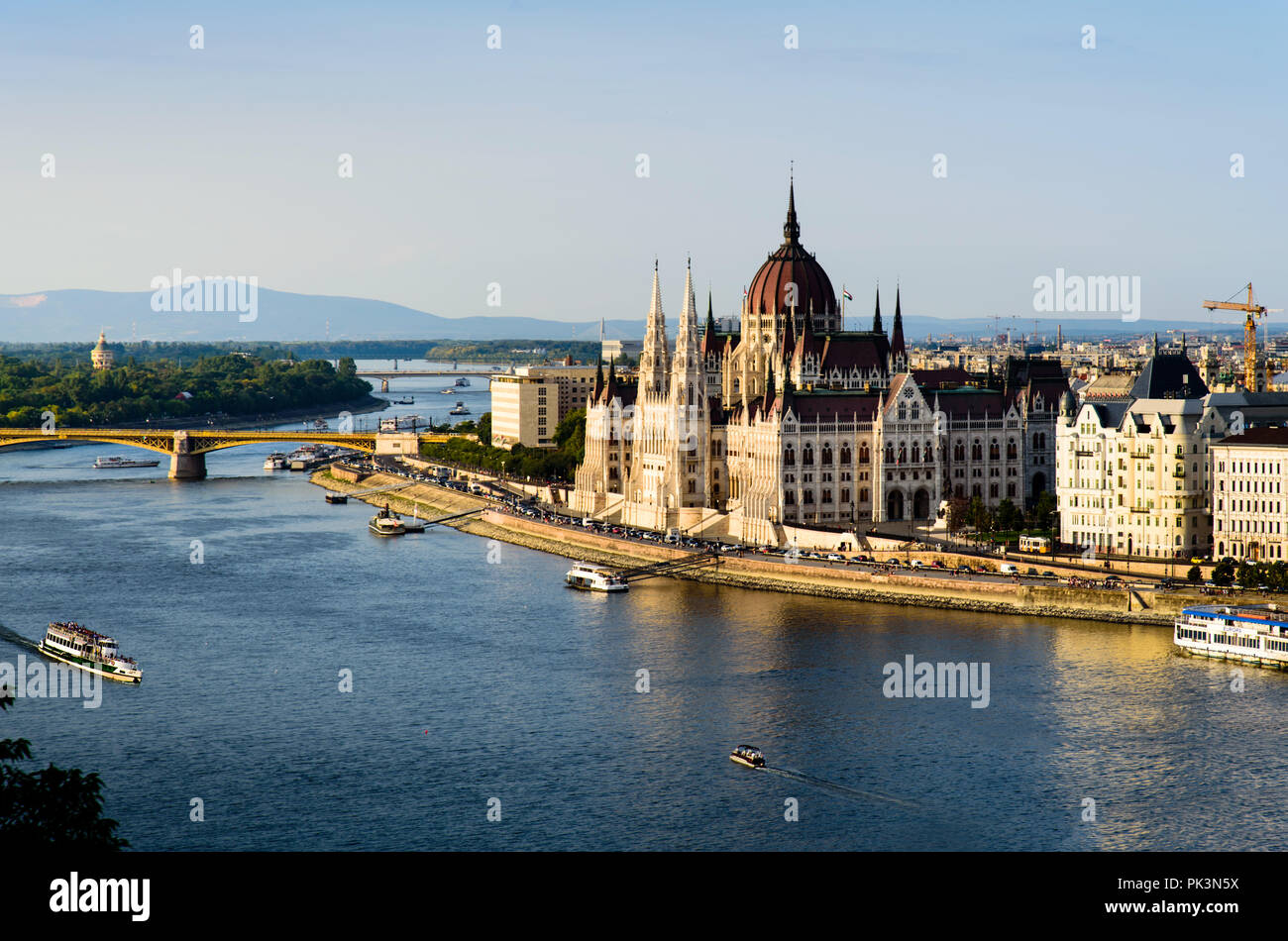 Parlamento ungherese di Budapest dal fiume del Danubio al tramonto Foto Stock