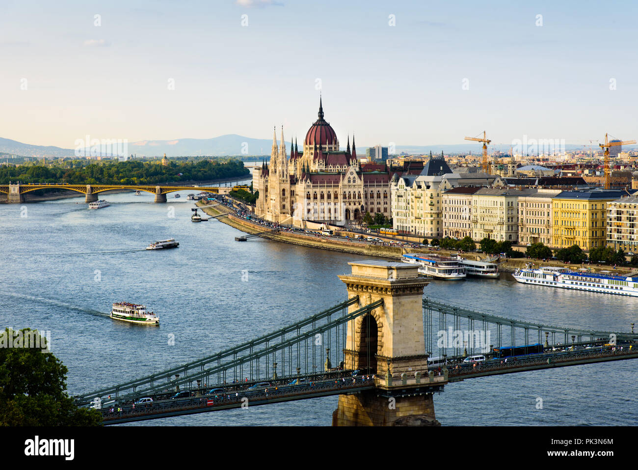 Il Parlamento ungherese di Budapest e landmark view dal fiume del Danubio al tramonto Foto Stock