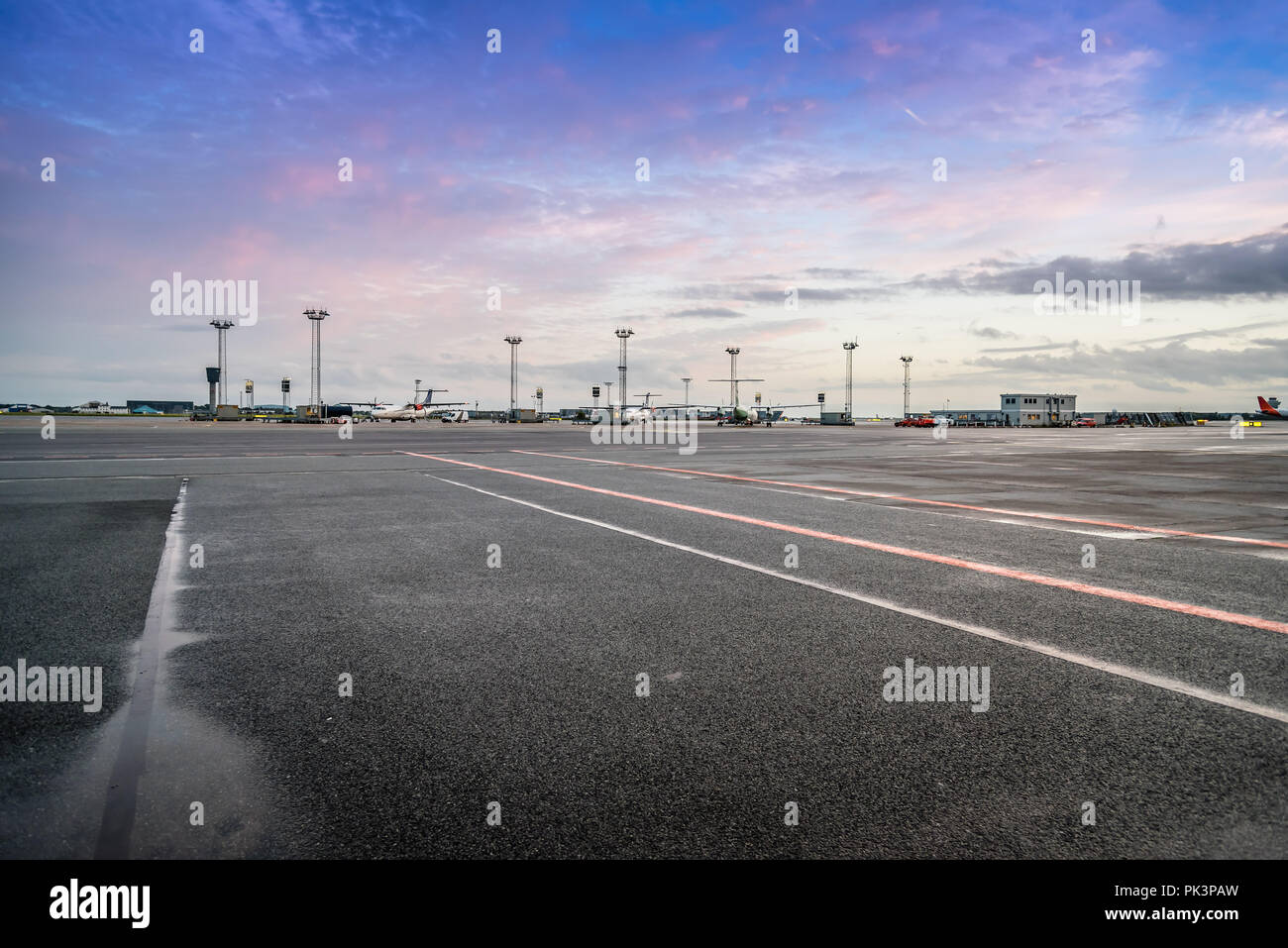 Vista delle piste di decollo e atterraggio dell'aeroporto di Kastrup di Copenaghen al tramonto. L'aeroporto è l'aeroporto più trafficato nei paesi nordici. Foto Stock