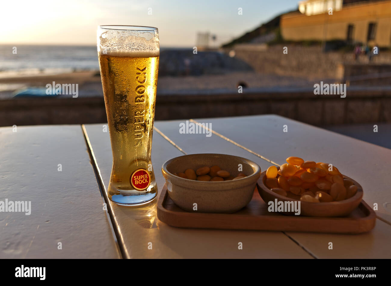 Super Bock birra Cup e antipasti con spiaggia sullo sfondo in Portogallo Foto Stock