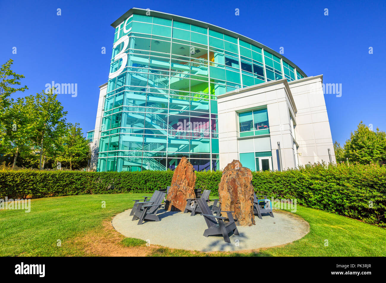 Sunnyvale, California, Stati Uniti - Agosto 13, 2018: architettura moderna di Google Tech angoli, Campus Google a Sunnyvale, Silicon Valley. Area relax di fronte all edificio TC3. Foto Stock