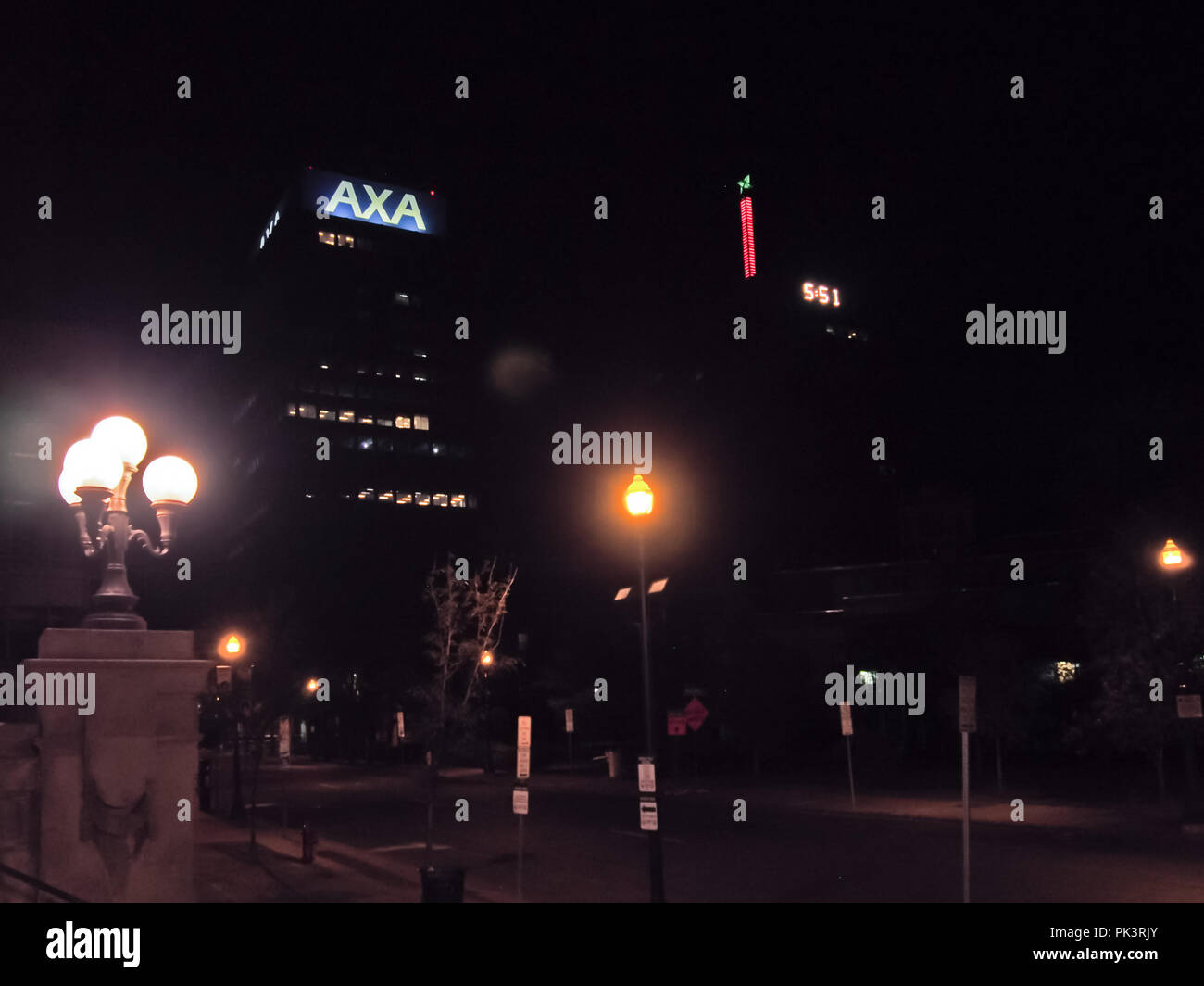 Syracuse, New York, Stati Uniti d'America. Settembre 8, 2018. Columbus Circle in downtown Syracuse, New York di notte Foto Stock