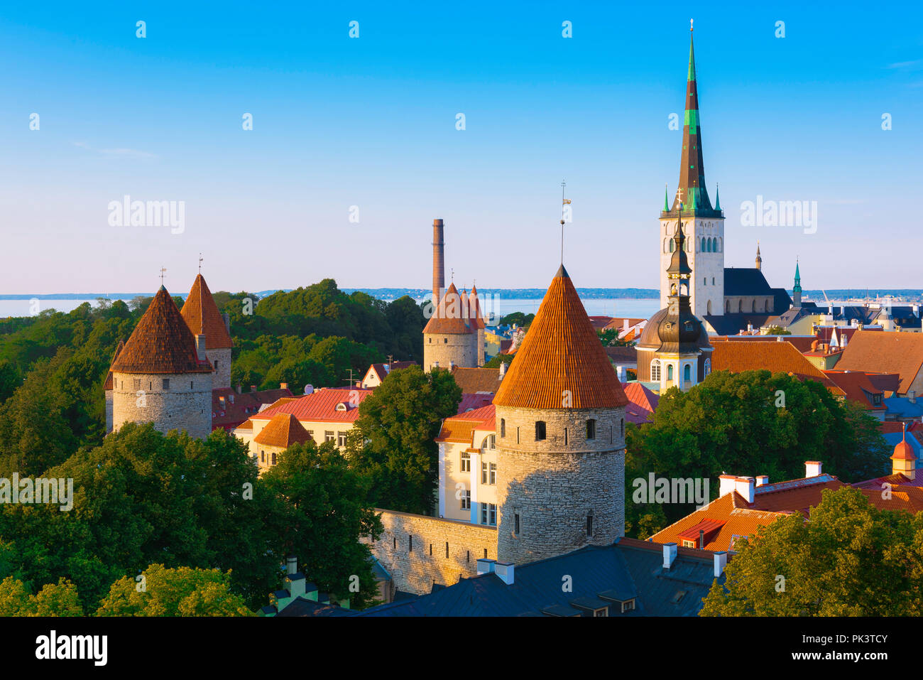 Tallinn Estonia, vista panoramica dello skyline della città medievale e delle torri con la chiesa di Sant'OLAF in lontananza, la città vecchia di Tallinn, Estonia. Foto Stock