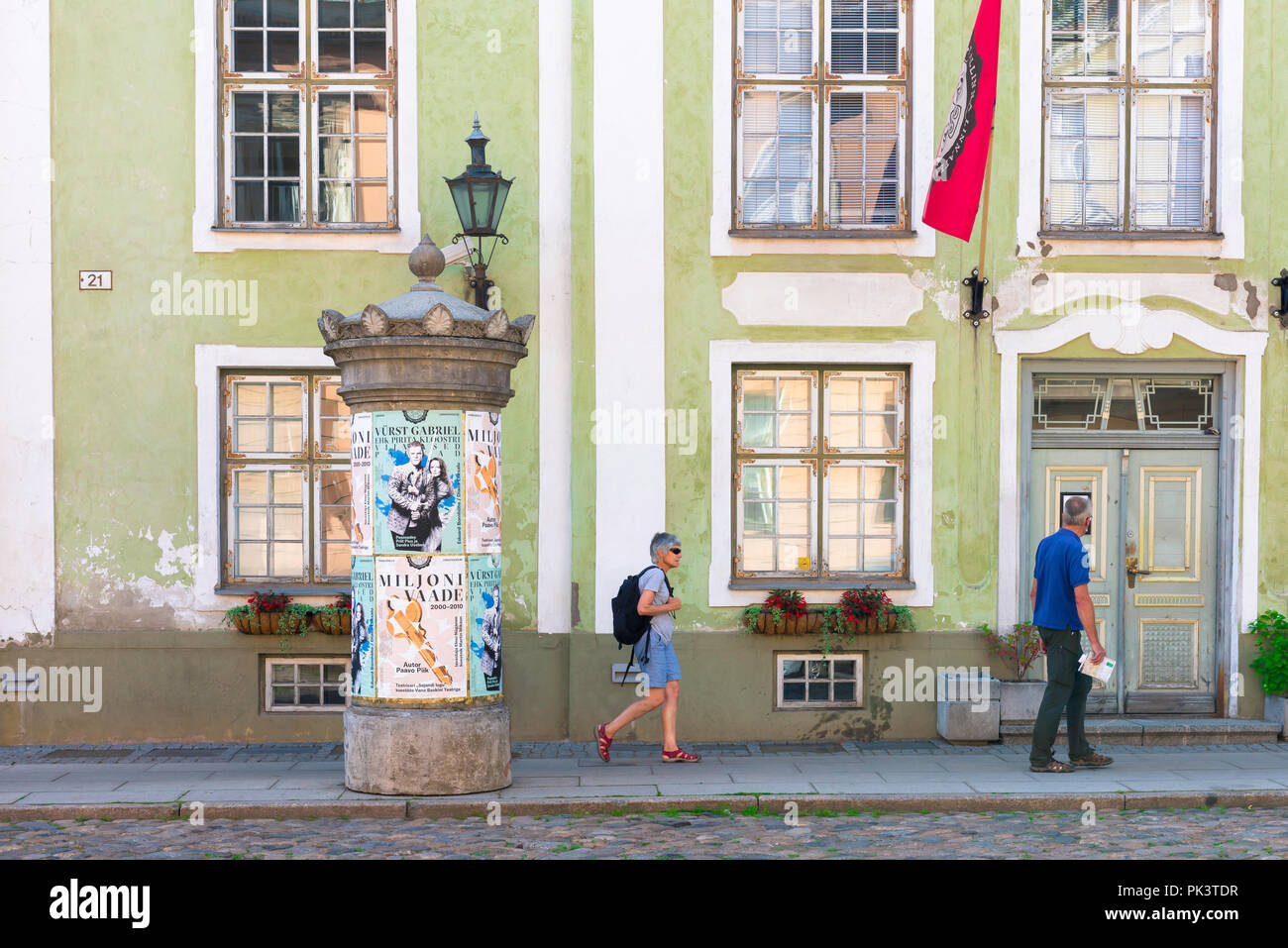 Tallinn street, vista di una coppia di mezza età a piedi lungo Pikk street un pomeriggio estivo nel colorato quartiere della Città Vecchia di Tallinn, Estonia. Foto Stock