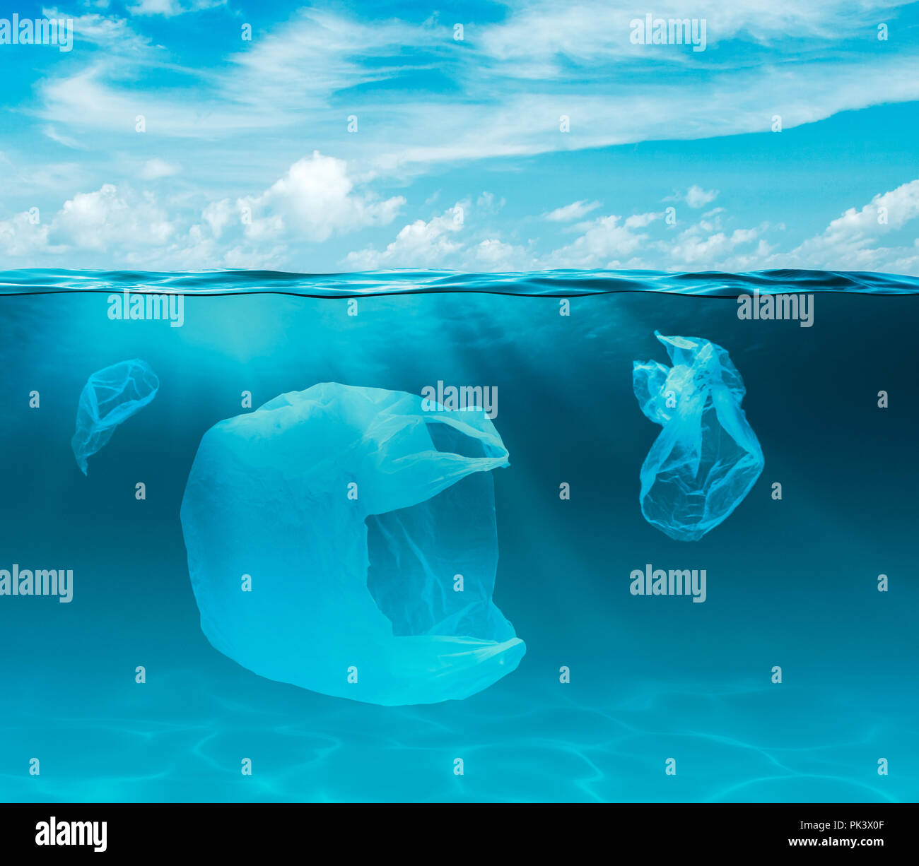 Mare o oceano subacquei con sacchetti di plastica. Ambiente inquinamento problema ecologico. Foto Stock