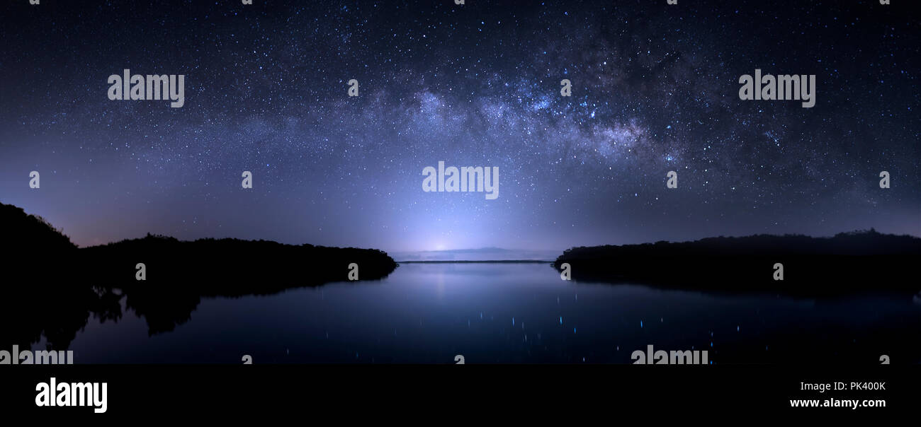La Via Lattea arco sul Lago Ovest in Everglades National Park. Foto Stock