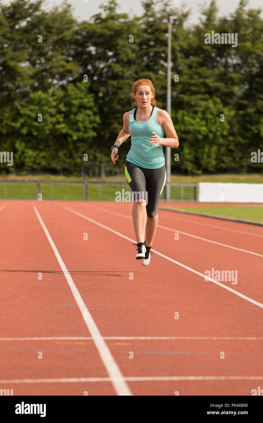 Atletica femminile in esecuzione su sport track Foto Stock