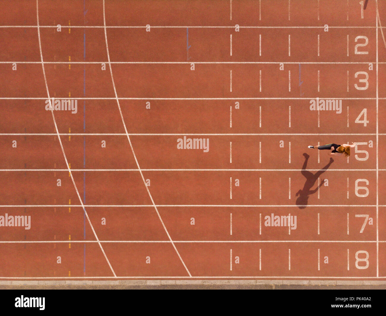 Atletica femminile in esecuzione su sport track Foto Stock