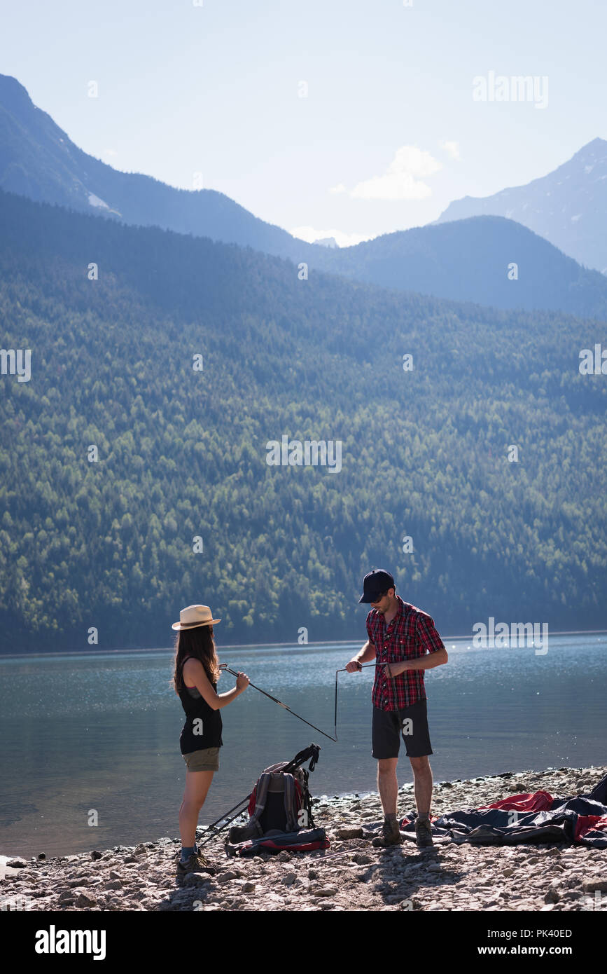 Matura per rendere la preparazione per l'impostazione di una tenda Foto Stock