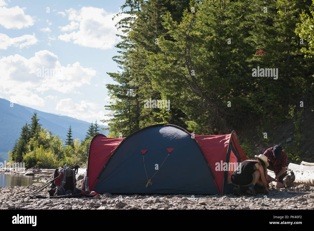 Paio di impostazione di tenda alla campagna Foto Stock