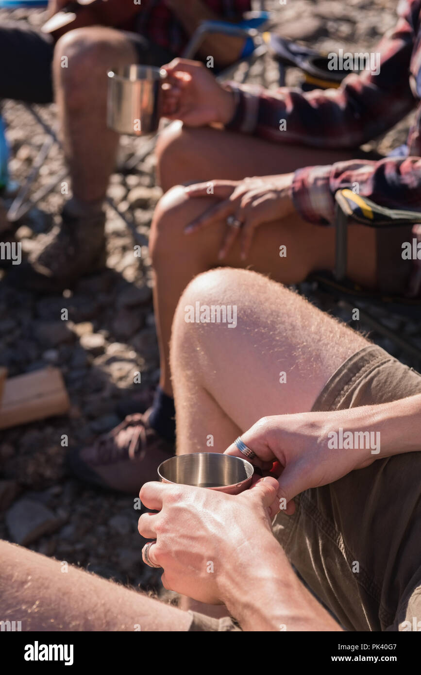 Gruppo di escursionisti avente il caffè in campagna Foto Stock