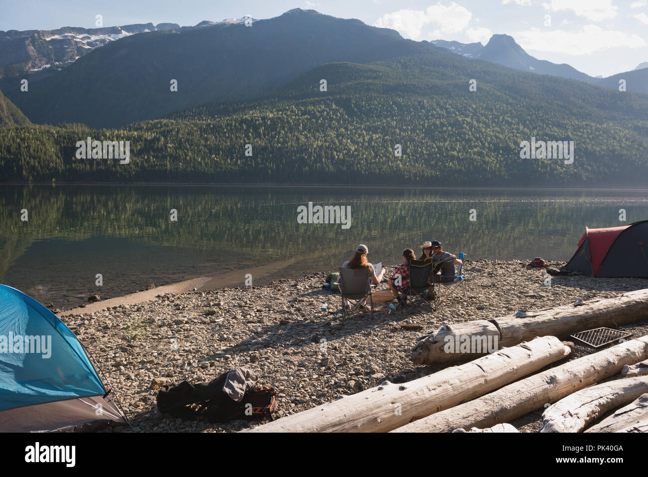 Gruppo di escursionisti campeggio vicino a Riverside Foto Stock