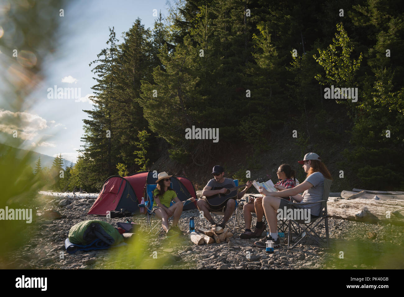 Gruppo di escursionisti campeggio vicino a Riverside Foto Stock
