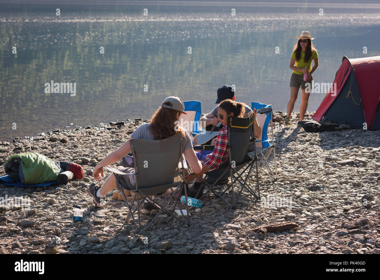 Gruppo di escursionisti campeggio vicino a Riverside Foto Stock
