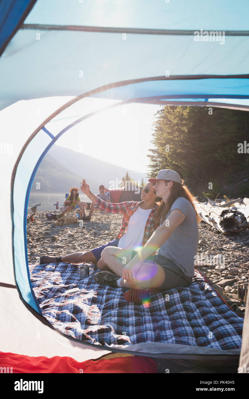 Giovane tenendo selfie con telefono mobile Foto Stock