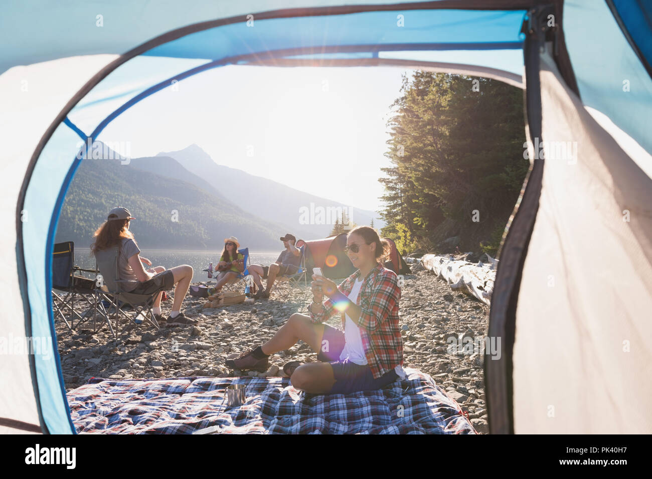 Donna prendendo selfie con telefono mobile Foto Stock