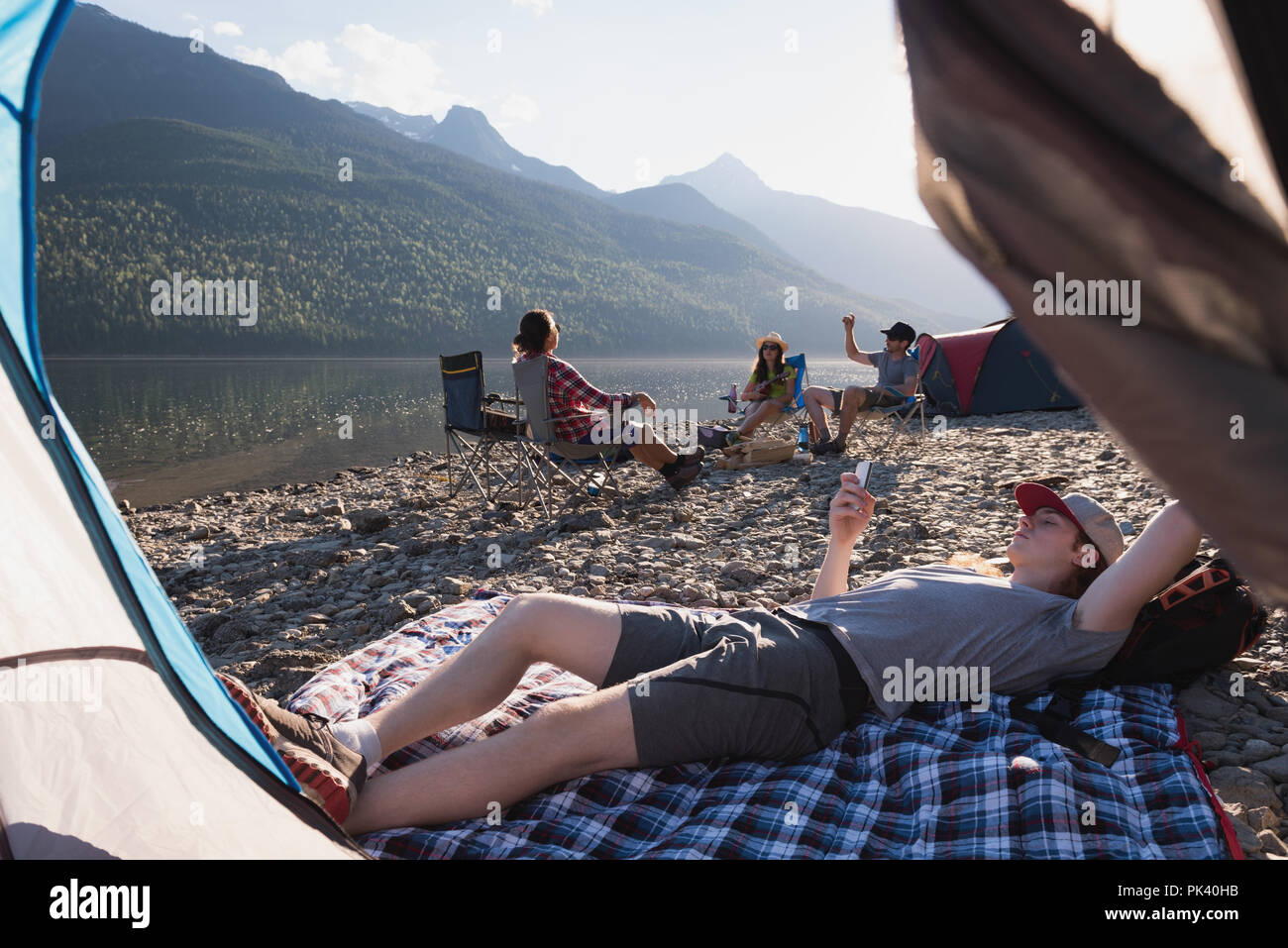 Uomo che utilizza un cellulare in campagna Foto Stock