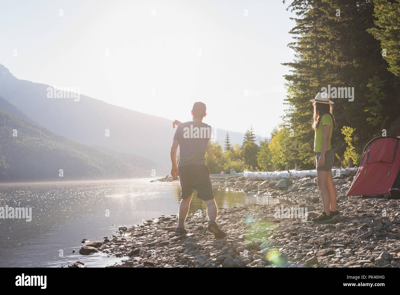 Giovane avendo divertimento nelle vicinanze Riverside Foto Stock