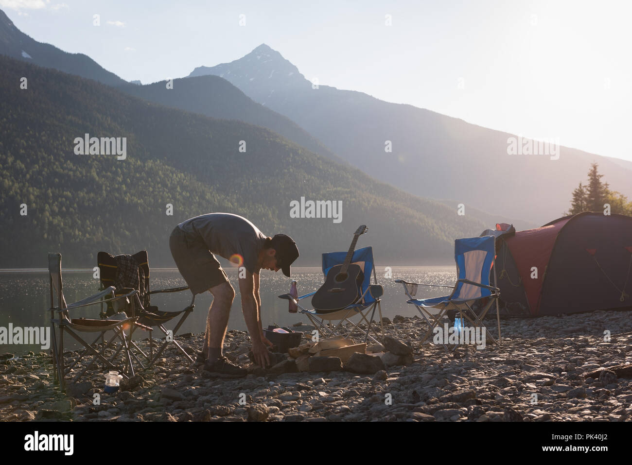 L'uomo per rendere la preparazione per il fuoco Foto Stock