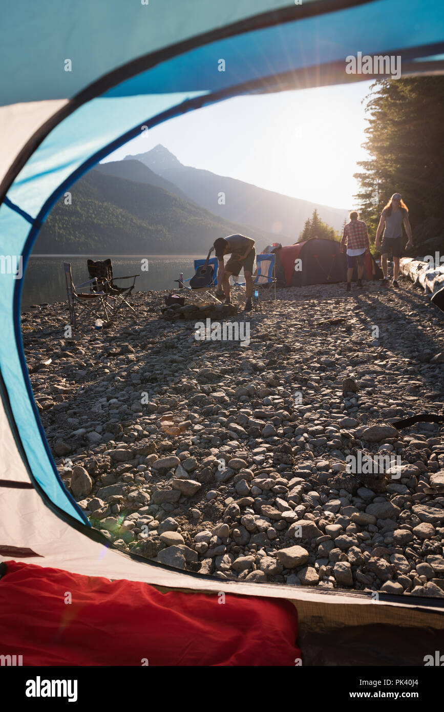 L'uomo per rendere la preparazione per il fuoco Foto Stock