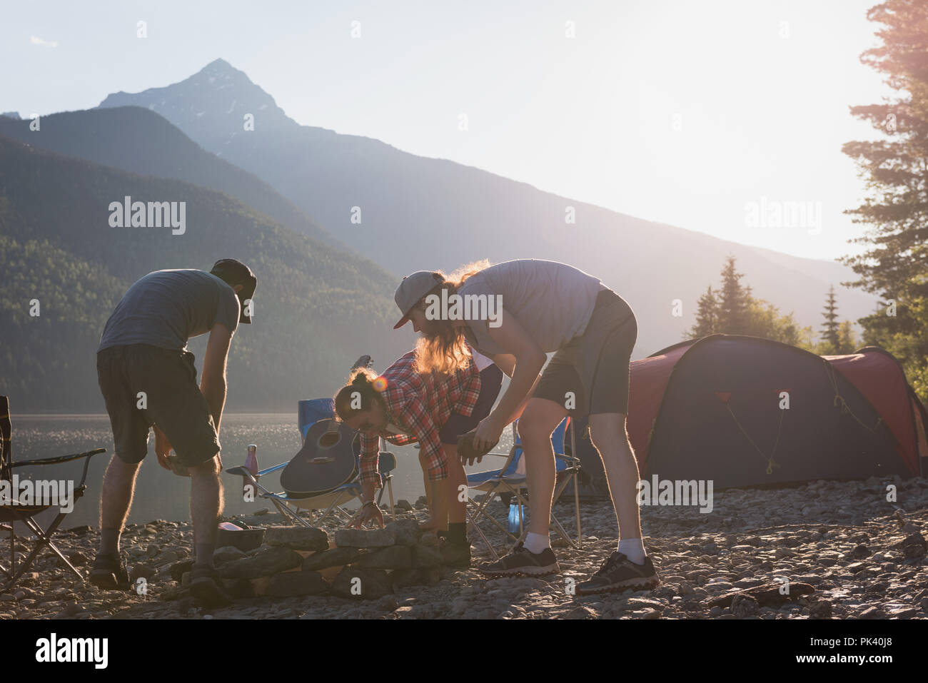 L'uomo per rendere la preparazione per il fuoco Foto Stock