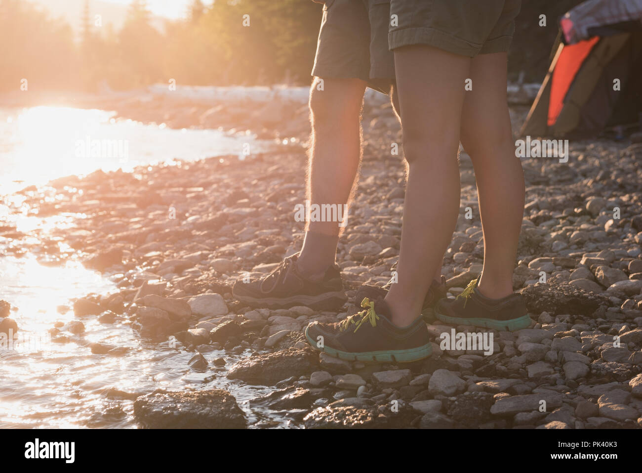 Matura in piedi vicino a Riverside Foto Stock