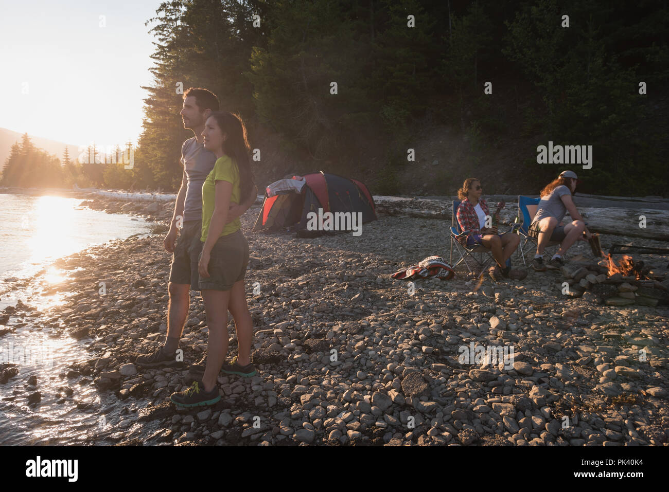 Matura in piedi vicino a Riverside Foto Stock