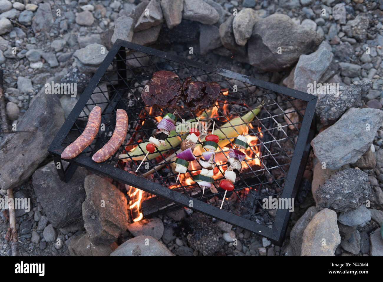 Riscaldamento di prodotti alimentari su un barbecue Foto Stock