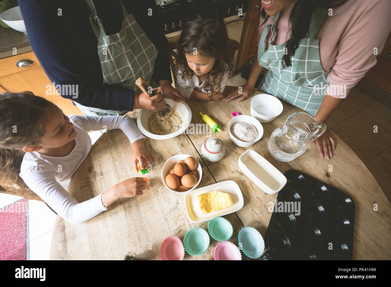La famiglia prepara la colazione sul tavolo da pranzo Foto Stock